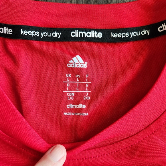 Great Looking Adidas Men's Red Short Sleeve Shirt, Large - Picture 3 of 7
